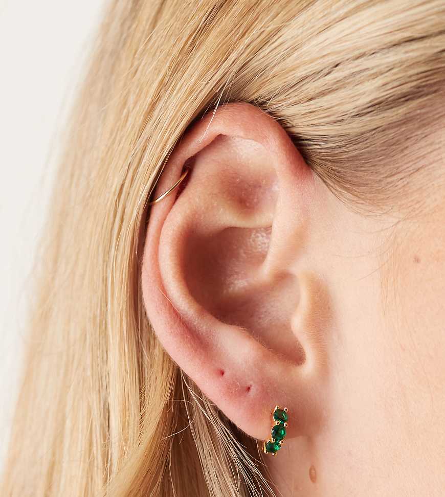 Orelia - Vergoldete kleine Creolen mit Schmucksteinverzierung in Smaragdgrün-Goldfarben von Orelia