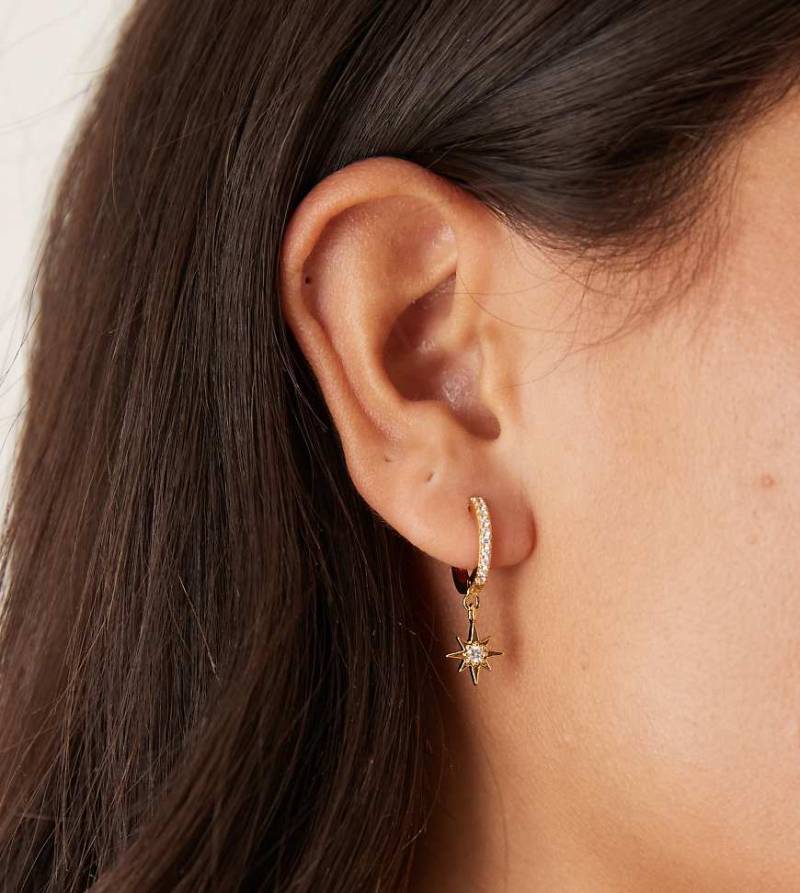 Orelia - Vergoldete kleine Creolen mit Stern-Pavé-Goldfarben von Orelia