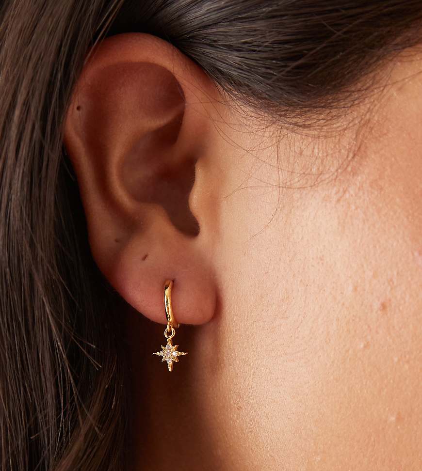 Orelia - Vergoldete kleine Creolen mit Stern-Pavé-Goldfarben von Orelia