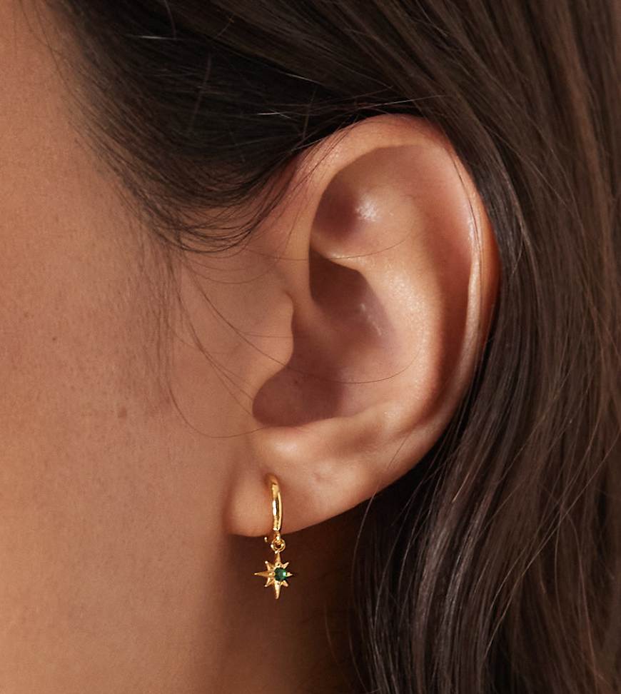 Orelia - Vergoldete kleine Creolen mit Sternanhänger mit smaragdgrünem Schmuckstein-Goldfarben von Orelia