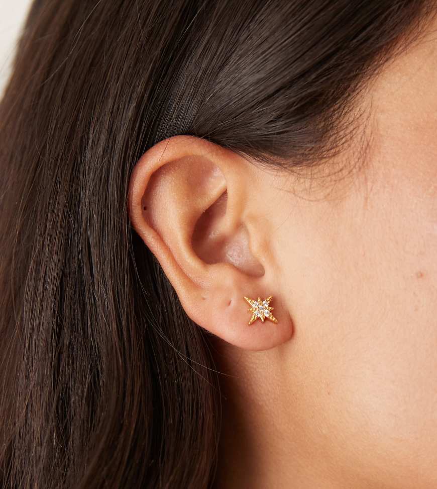 Orelia - Vergoldete kleine Ohrstecker mit Stern-Pavé-Design-Goldfarben von Orelia