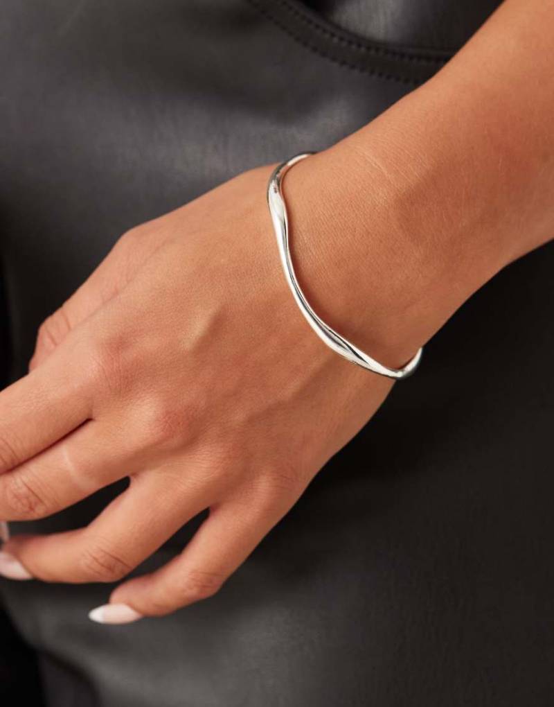 Orelia - Zarter, welliger Armreif mit Sterlingsilber-Beschichtung von Orelia