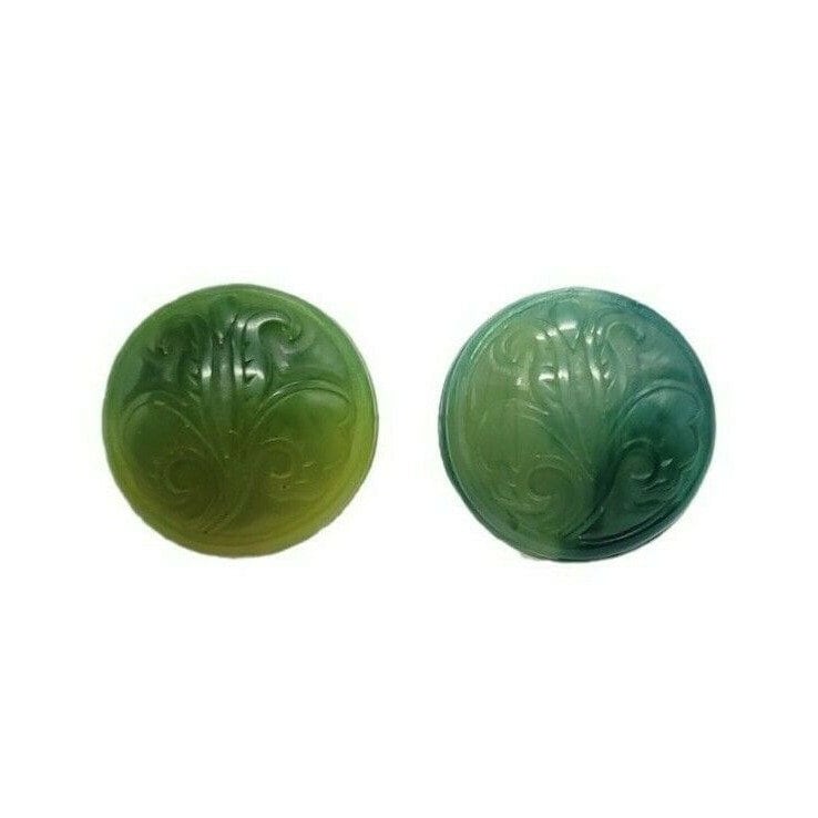 Grüne Faux Jade Lucite Geformte Blume Gold Ton Mid Century Clip Ohrringe von OrganizedChaosLLCMa