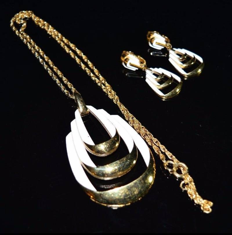 Vintage 1950Er Jahre Krone Trifari Weiß Emaille Gold Ton Abstrakte Halskette Ohrringe Set von OrganizedChaosLLCMa