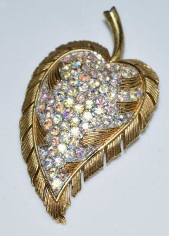Vintage 1956 Krone Trifari Gold Ton Klar Ab Strass Blatt Brosche Anstecknadel von OrganizedChaosLLCMa