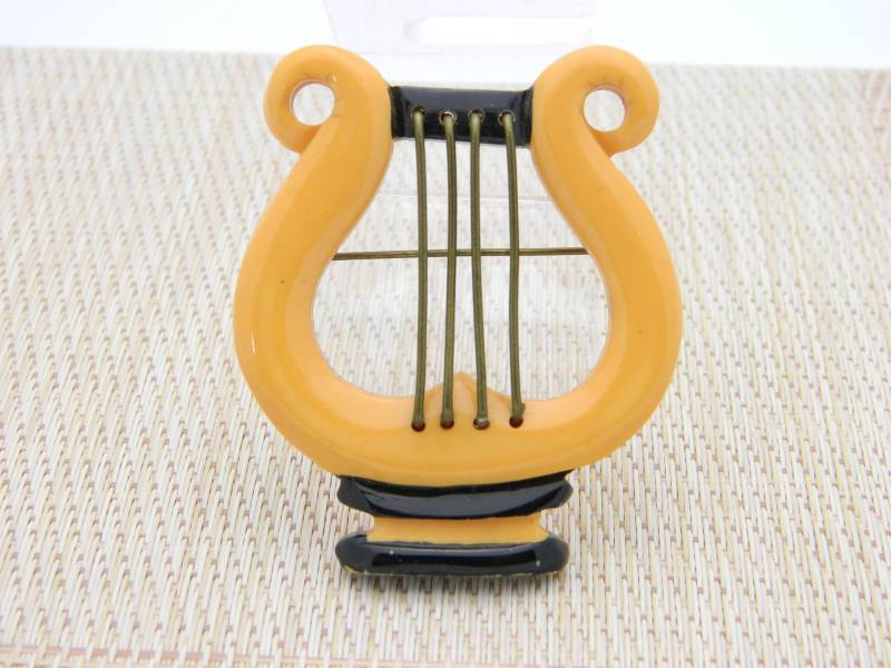 Vintage Bakelit Geprüft Große Butterscotch Gelbe Lyre Harfe Musik Brosche Anstecknadel Vintage Bakelit Geprüft Große Butterscotch Gelbe Lyre Harfe Musik Brosche Anstecknadel von OrganizedChaosLLCMa