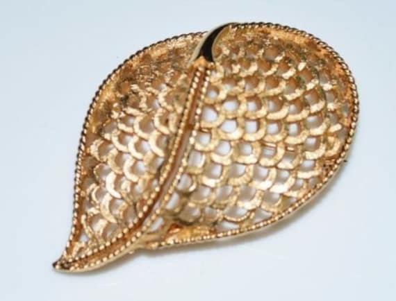 Vintage Krone Trifari Gold Ton Abstrakt Modern Openwork Blatt Brosche Anstecknadel Vintage Krone Trifari Gold Ton Abstrakt Modern Openwork Blatt Brosche Anstecknadel von OrganizedChaosLLCMa