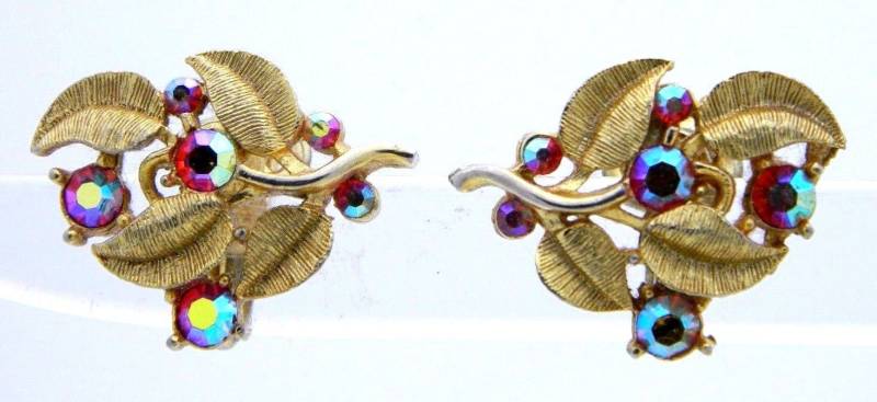 Vintage Krone Trifari Gold Ton Aurora Borealis Rot Strass Blume Ohrclips von OrganizedChaosLLCMa