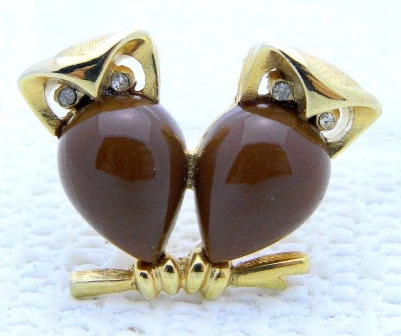 Vintage Krone Trifari Gold Ton Dual Eule Braun Cabochon Strass Pin Brosche Vintage Krone Trifari Gold Ton Dual Eule Braun Cabochon Strass Pin Brosche von OrganizedChaosLLCMa