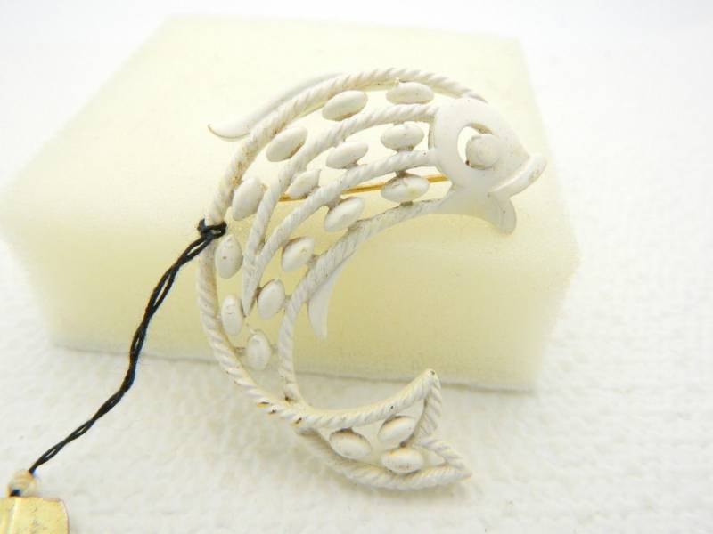 Vintage Krone Trifari Gold Ton Elfenbeinfarben Emaille Koi Fisch Pin Brosche Anhänger von OrganizedChaosLLCMa