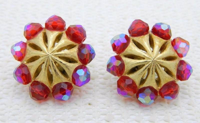 Vintage Krone Trifari Gold Ton Rot Aurora Borealis Kristall Ohrclips von OrganizedChaosLLCMa