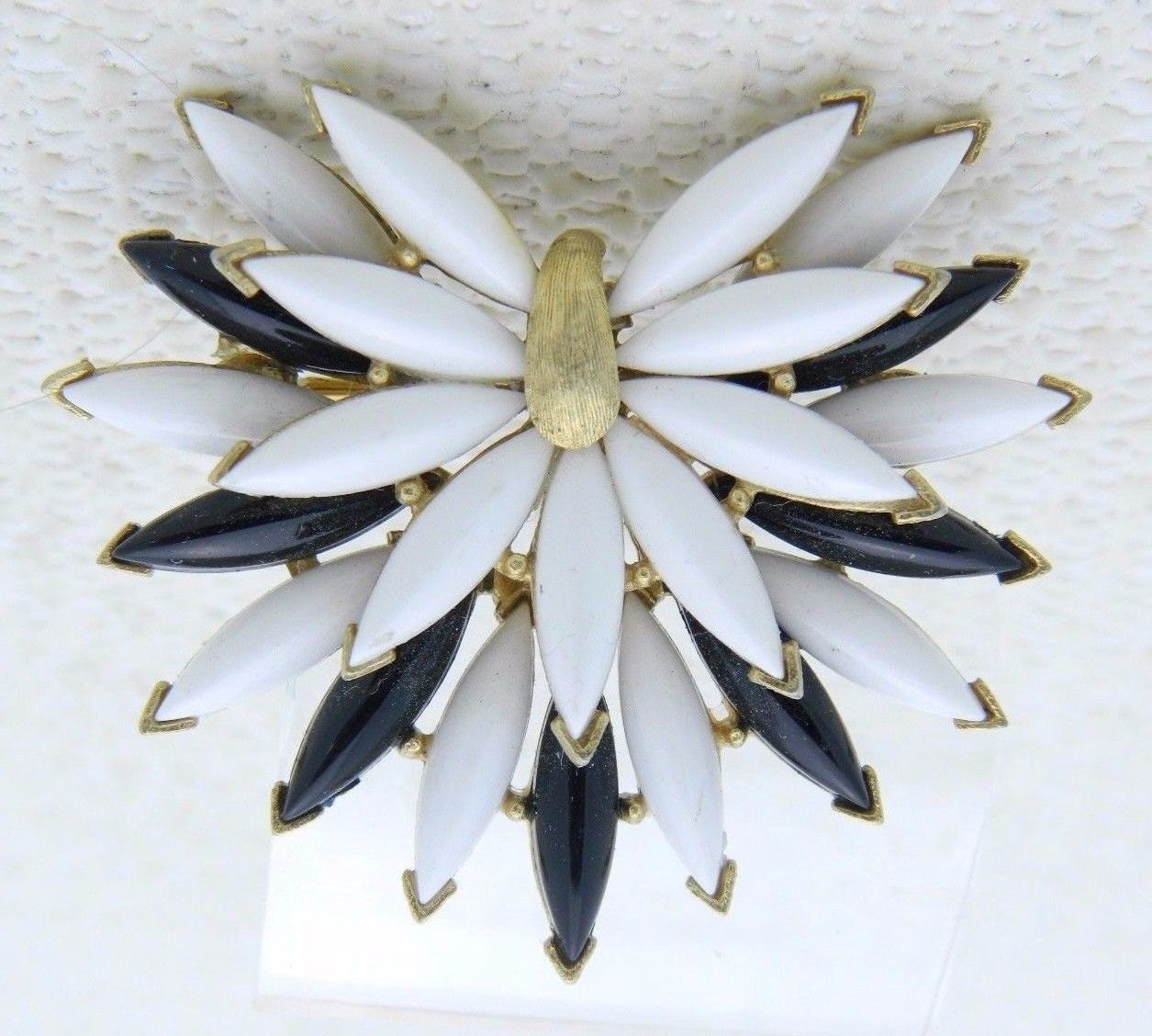 Vintage Krone Trifari Gold Ton Weiß Schwarz Lucite Blumen Pin Brosche Anhänger Vintage Krone Trifari Gold Ton Weiß Schwarz Lucite Blumen Pin Brosche Anhänger von OrganizedChaosLLCMa
