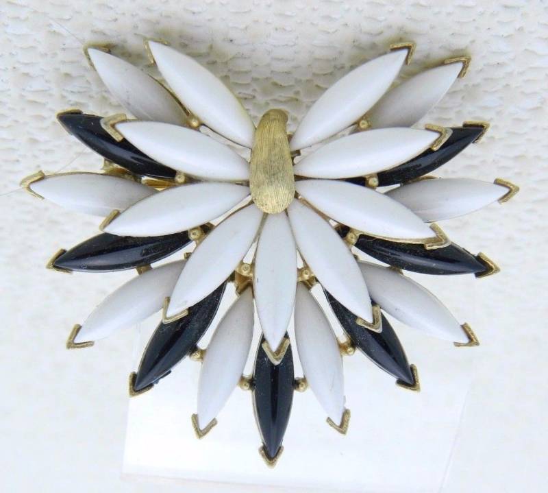 Vintage Krone Trifari Gold Ton Weiß Schwarz Lucite Blumen Pin Brosche Anhänger Vintage Krone Trifari Gold Ton Weiß Schwarz Lucite Blumen Pin Brosche Anhänger von OrganizedChaosLLCMa