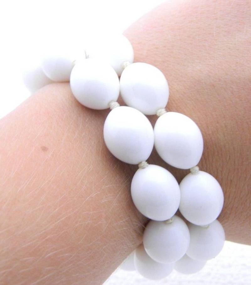 Vintage Krone Trifari Signiert Goldton Weiß Plasctic Bead Zweistrang Armband von OrganizedChaosLLCMa