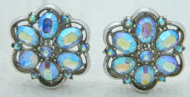 Vintage Krone Trifari Silber Ton Blau Aurora Borealis Strass Ohrclips von OrganizedChaosLLCMa