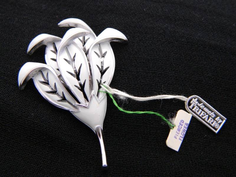 Vintage Krone Trifari Silber Ton Weiß Emaille Blumen Pin Brosche Mit Anhängern von OrganizedChaosLLCMa