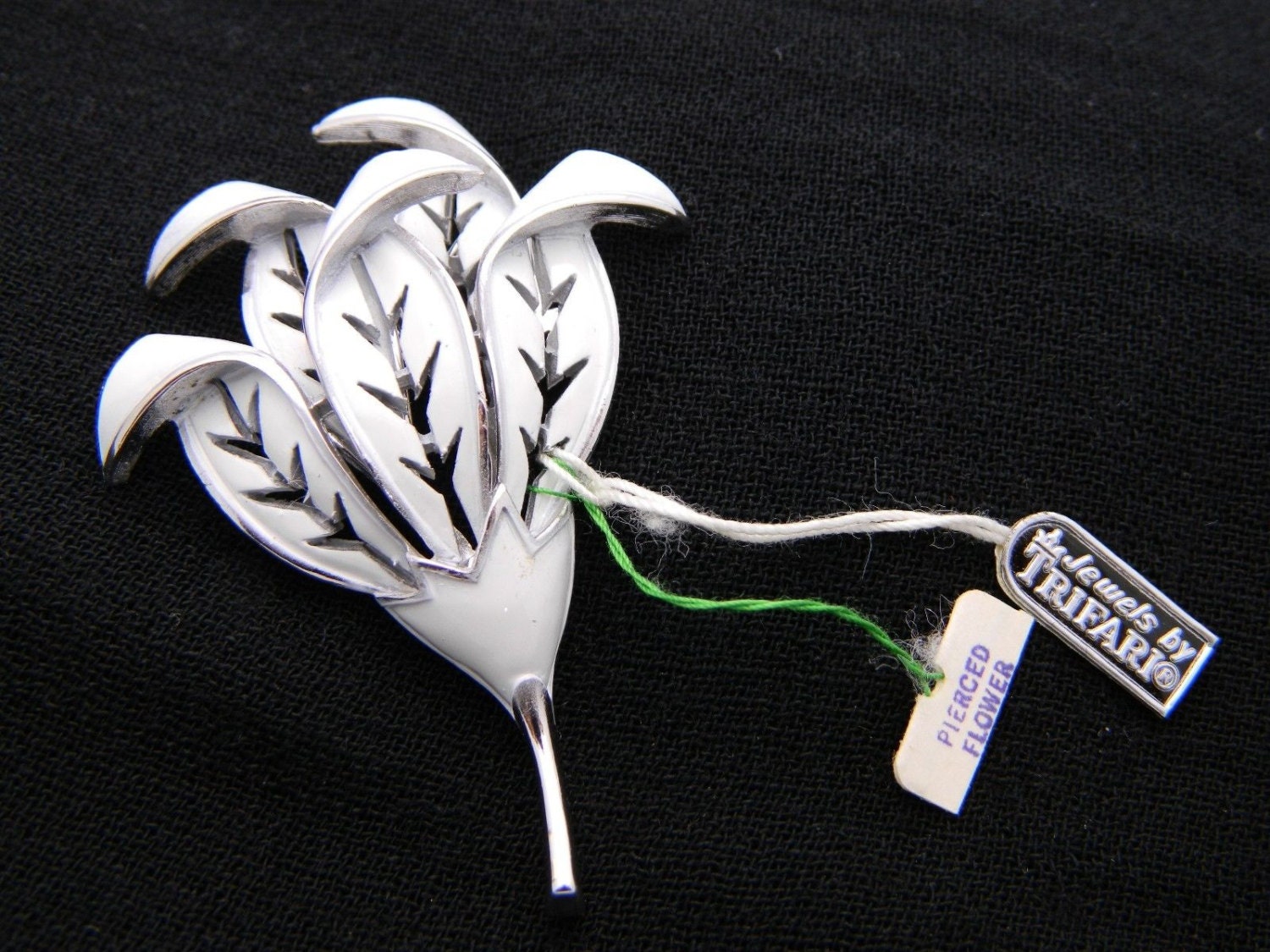 Vintage Krone Trifari Silber Ton Weiß Emaille Blumen Pin Brosche Mit Anhängern Vintage Krone Trifari Silber Ton Weiß Emaille Blumen Pin Brosche Mit Anhängern von OrganizedChaosLLCMa