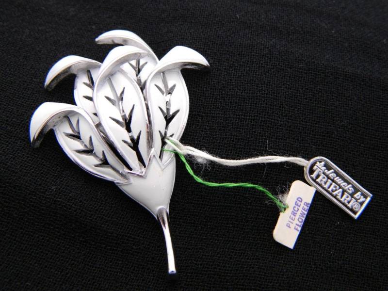 Vintage Krone Trifari Silber Ton Weiß Emaille Blumen Pin Brosche Mit Anhängern Vintage Krone Trifari Silber Ton Weiß Emaille Blumen Pin Brosche Mit Anhängern von OrganizedChaosLLCMa