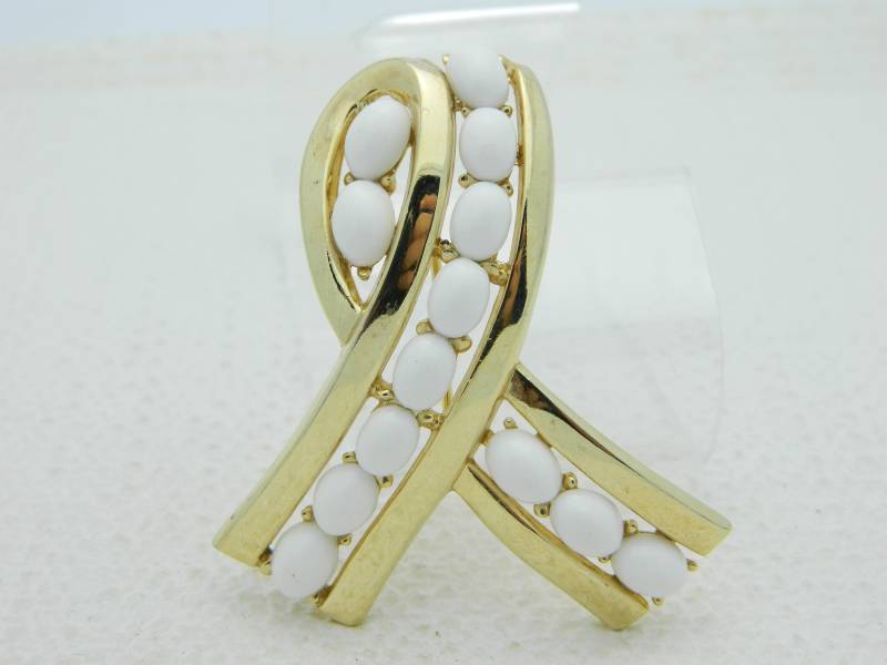 Vintage Krone Trifari Weiß Lucite Perlen Cabochon Band Pin Brosche Vintage Krone Trifari Weiß Lucite Perlen Cabochon Band Pin Brosche von OrganizedChaosLLCMa