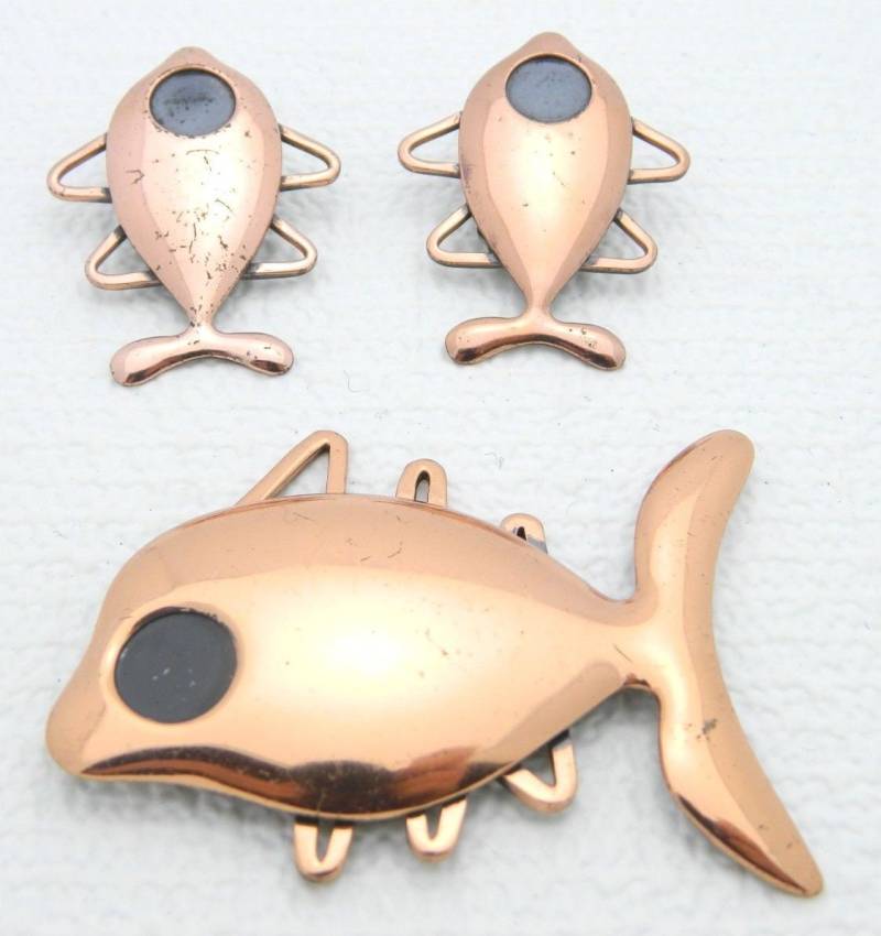 Vintage Matisse Renoir Signiert Koralle Fisch Design Kupfer Brosche Und Ohrring Set von OrganizedChaosLLCMa