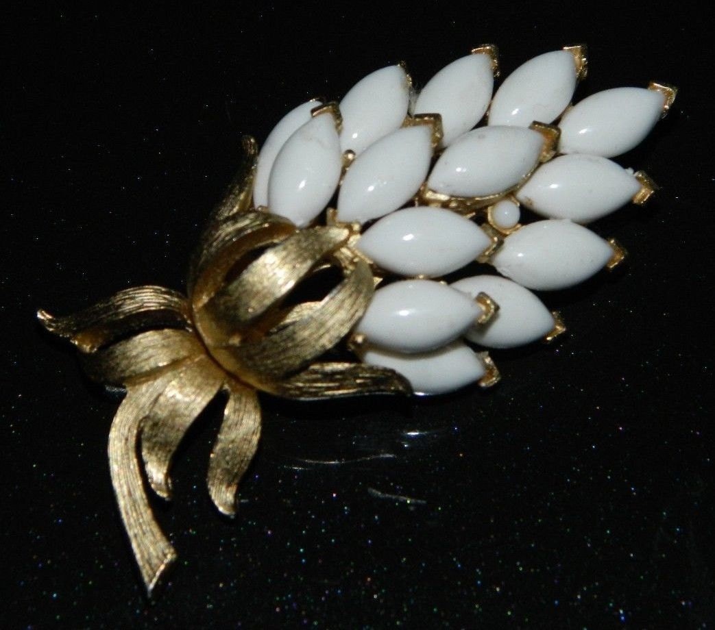 Vintage Mid Century Krone Trifari Gold Ton Weiß Lucite Blumen Pin Brosche B Vintage Mid Century Krone Trifari Gold Ton Weiß Lucite Blumen Pin Brosche B von OrganizedChaosLLCMa