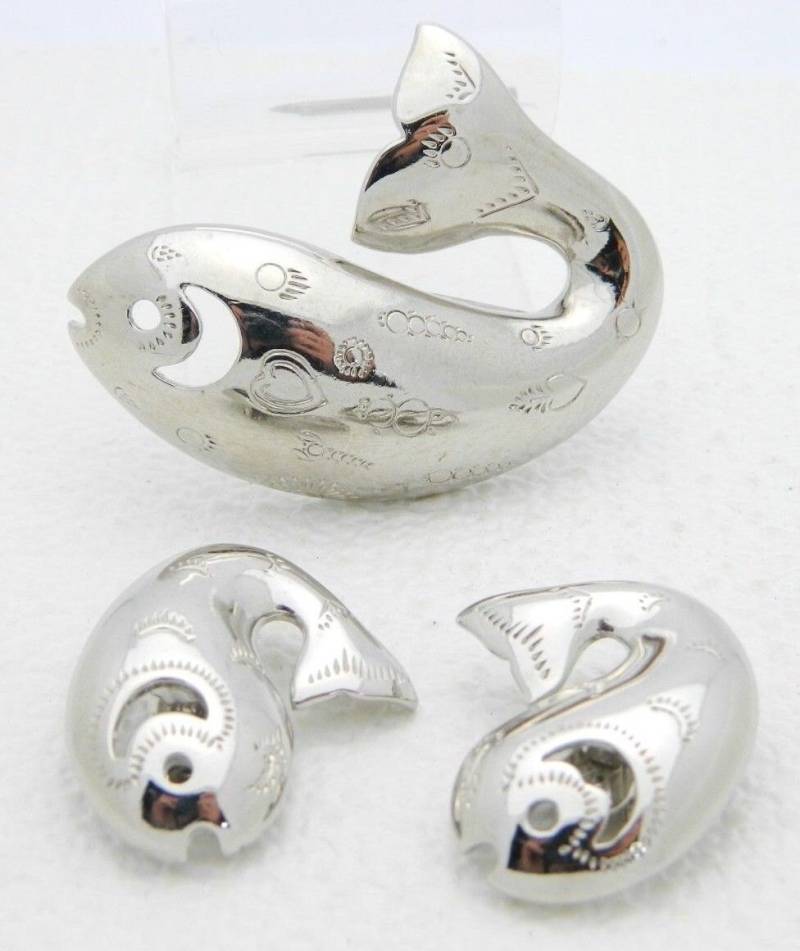 Vintage Trifari Tm Silber Ton Geprägt Walfisch Brosche Pin Ohrring Set von OrganizedChaosLLCMa