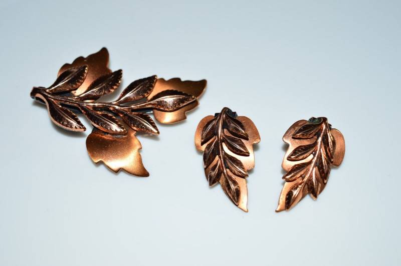 Vtg Matisse Renoir Kupfer Lorbeer Braun Blatt Ohrclips Brosche Set von OrganizedChaosLLCMa