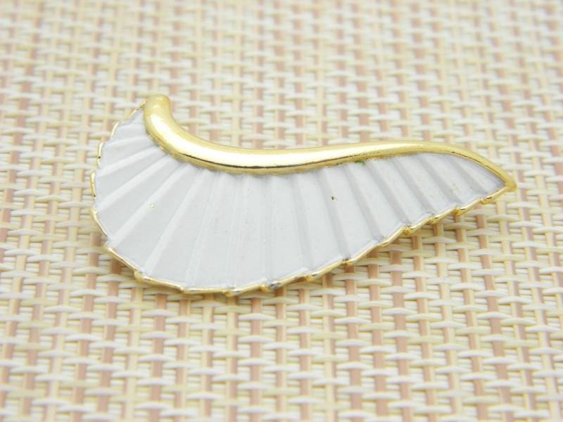 Vtg Trifari Weiße Emaille Modern Feder Gold Ton Vintage Pin Brosche Vtg Trifari Weiße Emaille Modern Feder Gold Ton Vintage Pin Brosche von OrganizedChaosLLCMa