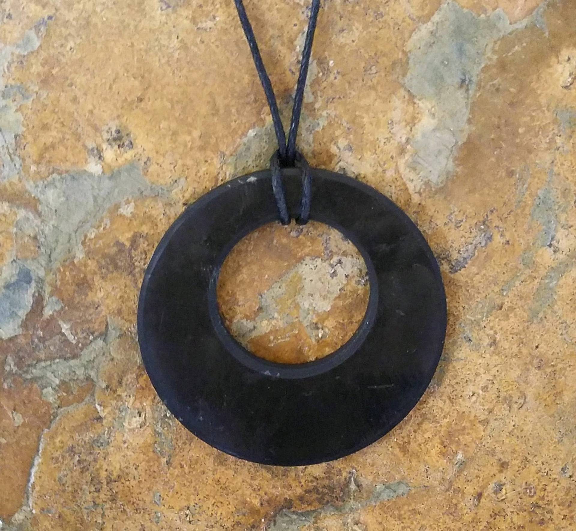 Schwarz Schungit Kreis Anhänger - 5 cm Rund Eclipse Halskette Schmuck Charm Abgebaut in Karelin Russland von OrgoniteAndy