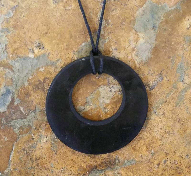 Schwarz Schungit Kreis Anhänger - 5 cm Rund Eclipse Halskette Schmuck Charm Abgebaut in Karelin Russland von OrgoniteAndy