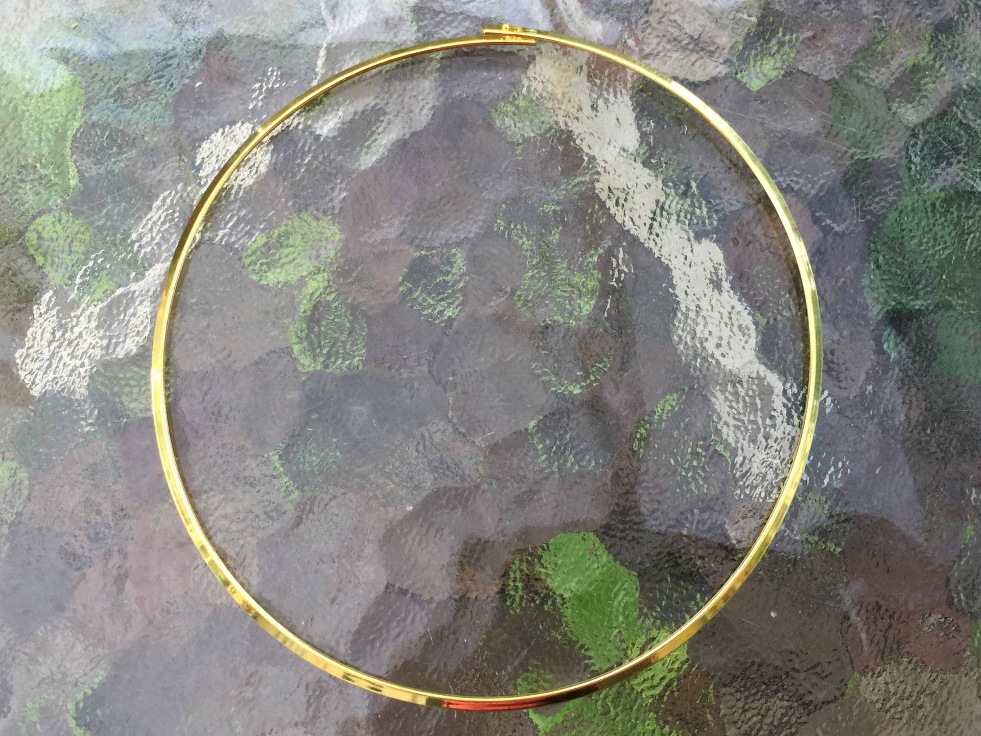 Gelb Gold Überzogener Flachdraht-Halsreif Einfach An/Aus | 17 1/8 "Umfang Gelb Gold Überzogener Flachdraht-Halsreif Einfach An/Aus | 17 1/8 "Umfang von OrientalSecretGarden