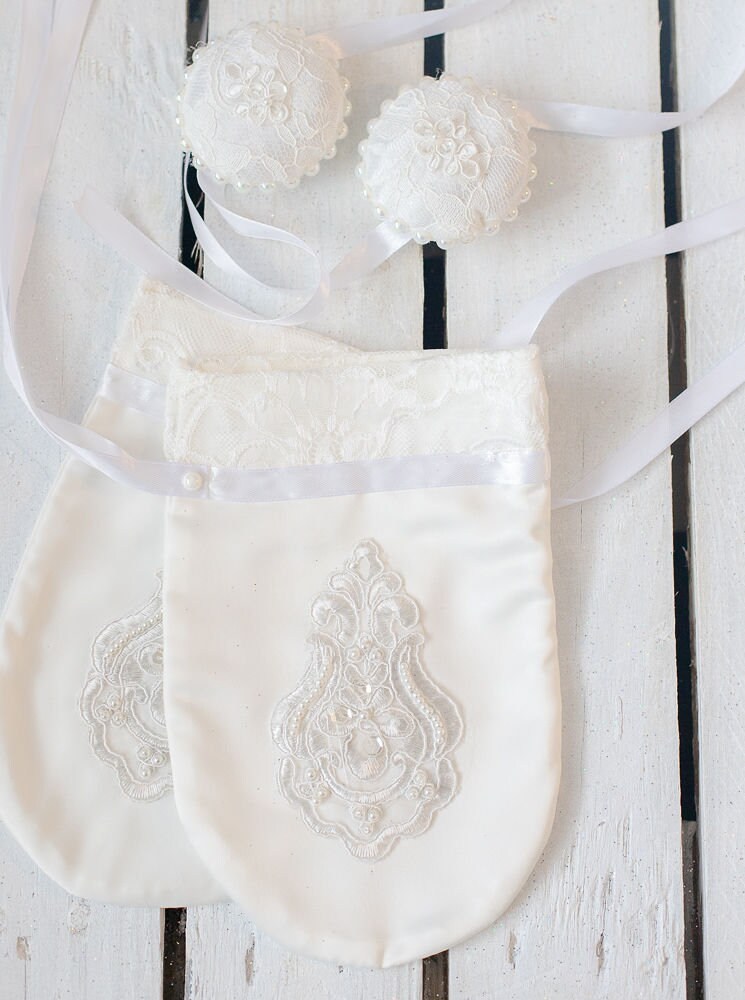 Packen Sie Handschuhe Und Rosetten Für Die Hände Aus Weißem Satin Eine Spitzenbox Henna Ein Packen Sie Handschuhe Und Rosetten Für Die Hände Aus Weißem Satin Eine Spitzenbox Henna Ein von OrientalWeddingShop