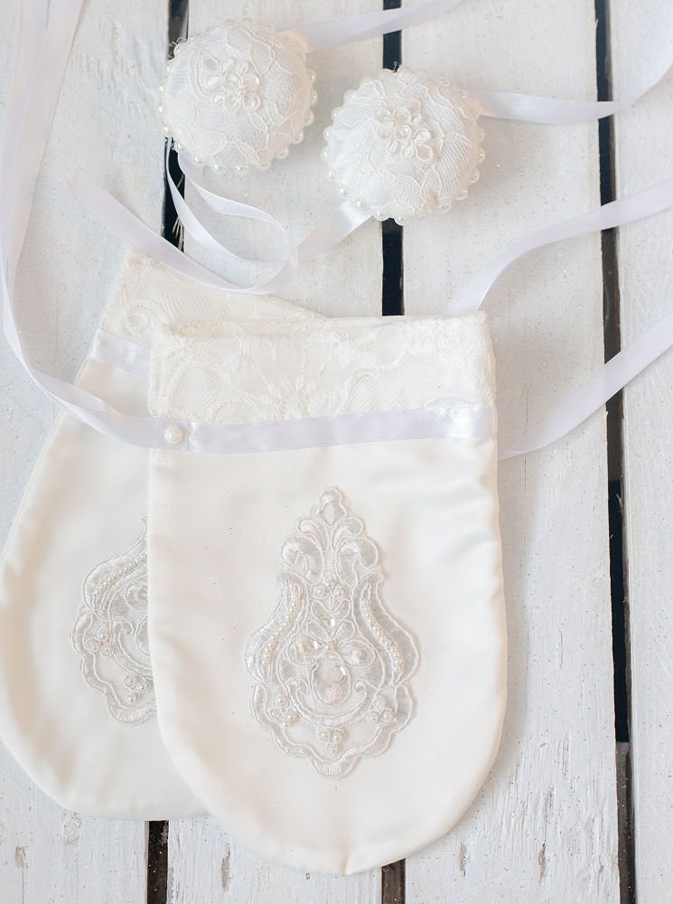 Packen Sie Handschuhe Und Rosetten Für Die Hände Aus Weißem Satin Eine Spitzenbox Henna Ein Packen Sie Handschuhe Und Rosetten Für Die Hände Aus Weißem Satin Eine Spitzenbox Henna Ein von OrientalWeddingShop