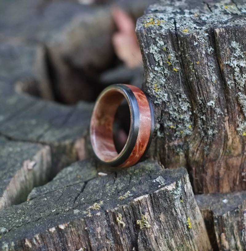 Ahorn Ehering Mit Kohlefaser-Bändern - Holzring Schwarzem Band Mens Engagement von OriginHG