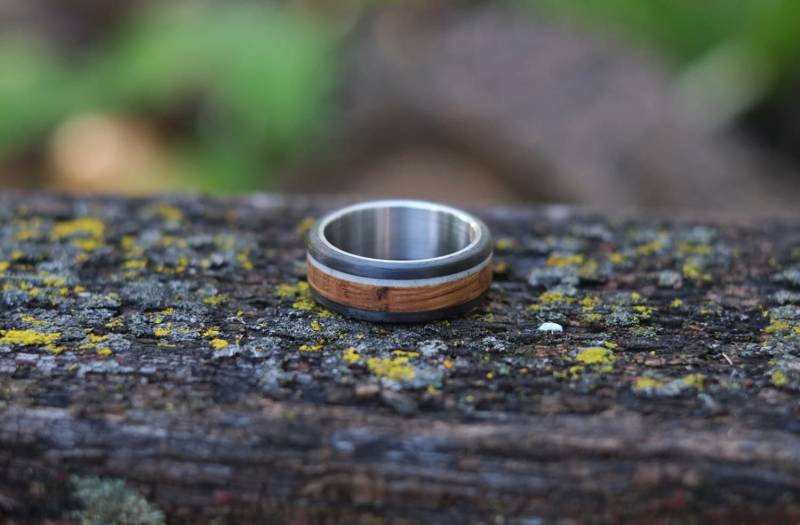 Bourbon-Barrel-Ring Mit Geweih, Karbonfaser Und Stahl - Rustikaler Herrenring Handgefertigter Holz- Ehering von OriginHG