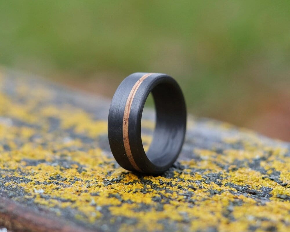 Carbon Fibre Ring Mit Whiskyfass Eiche - Schwarzes Ehering Für Männer Rustikales Holz von OriginHG