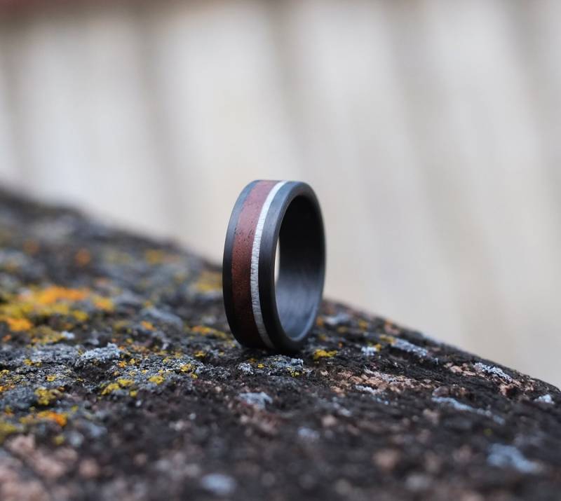 Geweih Und Holz Ehering - Schwarz, Horn Rustikaler Verlobungsring Für Männer Wald von OriginHG