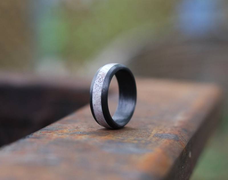 Geweihring Mit Kohlefaser - Herren Ehering Knochen Und Schwarz von OriginHG