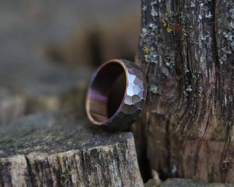 Herrenring - Strukturierter Ehering Facettierter Stahl Verlobungsring Handgefertigt in Kanada von OriginHG