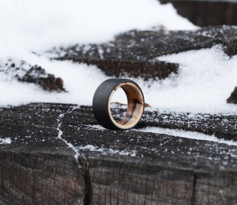 Holzring - Gebunden in Schwarzkohle Dezenter Minimaler Ehering Für Outdoorsmen von OriginHG