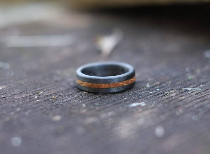 Whisky Barrel Ring Mit Kohlefaser - Herren Schwarz Minimal Jahrestag Geschenk Für Ihn von OriginHG