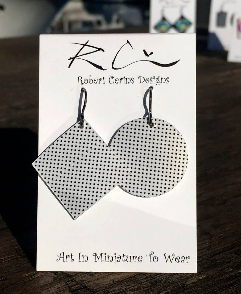 Hypoallergene Niobium Ohrringe, Weiß Mit Schwarzen Punkten Handarbeit & Handbemalte Gurarnteed Bequem Oder Ihr Geld Zurück von OriginalArtToWear