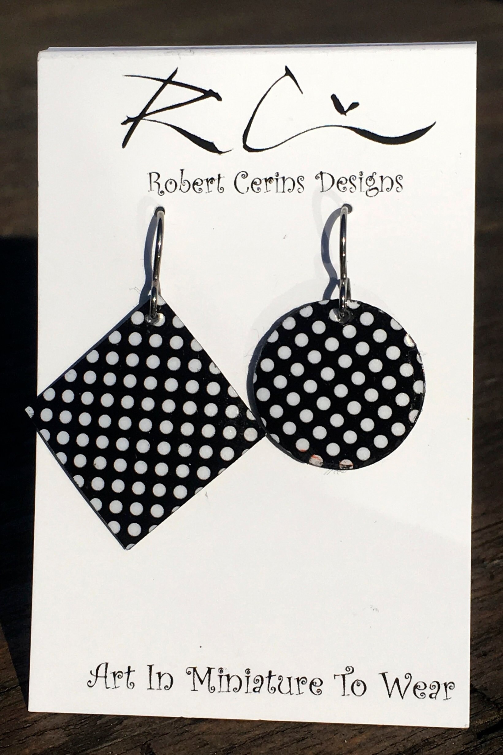 Hypoallergene Ohrringe, Niobium Schwarz Mit Weißen Polka Dots Handgemachte Garantiert Bequem Oder Ihr Geld Zurück Hypoallergene Ohrringe, Niobium Schwarz Mit Weißen Polka Dots Handgemachte Garantiert Bequem Oder Ihr Geld Zurück von OriginalArtToWear
