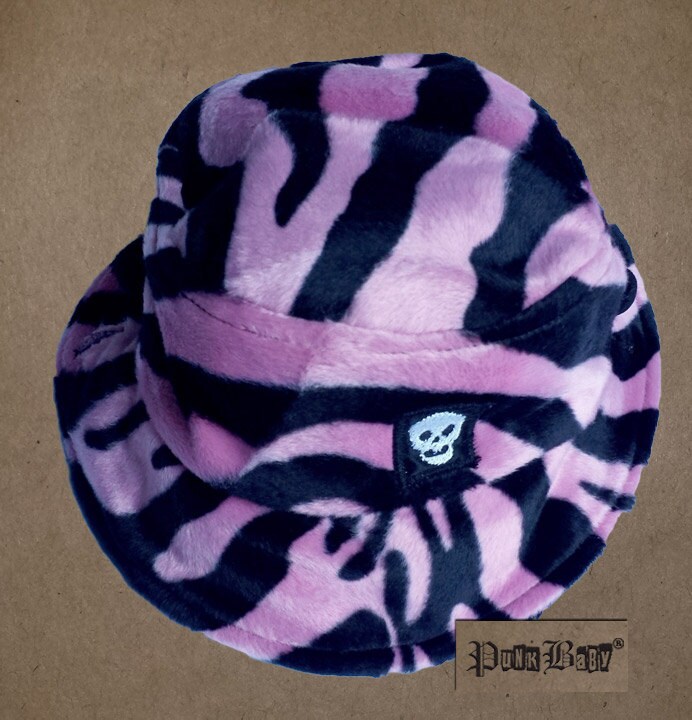 Pink/Schwarz Kunstpelze, Zebra Cowboy Und Eimer-Mütze Mit Gesticktem Totenkopf Patch. Für Kleinkinder Oder Babys Großen Köpfen Pink/Schwarz Kunstpelze, Zebra Cowboy Und Eimer-Mütze Mit Gesticktem Totenkopf Patch. Für Kleinkinder Oder Babys Großen Köpfen von OriginalPunkBaby