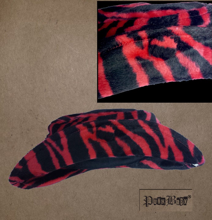 Schwarz/Rot Kunstfell, Zebra Cowboy Und Eimer Mütze Mit Gesticktem Totenkopf Patch. Für Kleinkinder Babys Großen Köpfen Schwarz/Rot Kunstfell, Zebra Cowboy Und Eimer Mütze Mit Gesticktem Totenkopf Patch. Für Kleinkinder Babys Großen Köpfen von OriginalPunkBaby