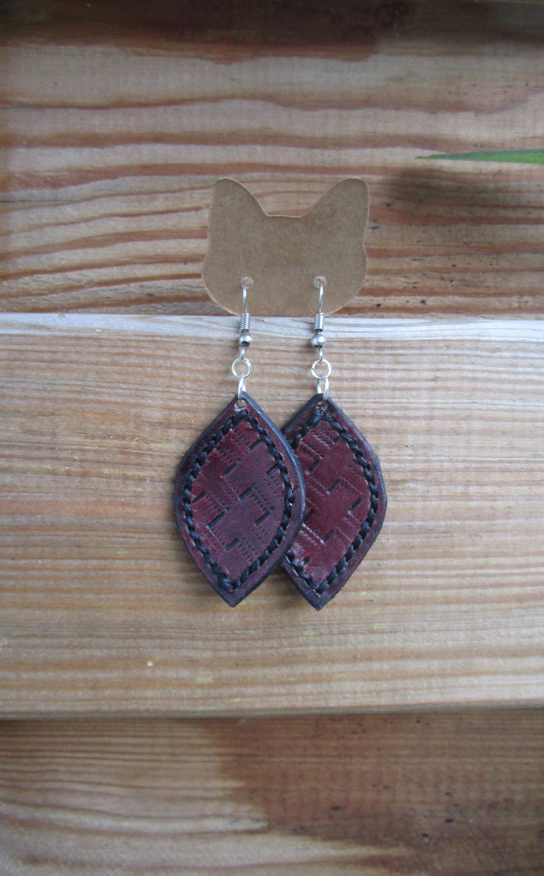 Ohrstecker in Form Von Mahagoni-Leder Und Schwarz Ohrstecker in Form Von Mahagoni-Leder Und Schwarz von Originalworkcreation