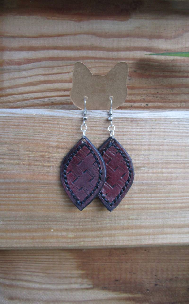 Ohrstecker in Form Von Mahagoni-Leder Und Schwarz Ohrstecker in Form Von Mahagoni-Leder Und Schwarz von Originalworkcreation