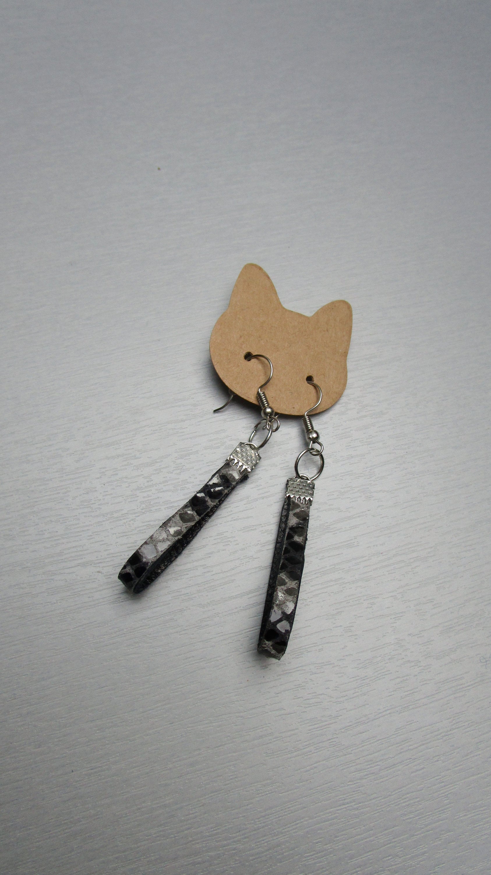 Schwarze Und Graue Lederohrringe Schwarze Und Graue Lederohrringe von Originalworkcreation
