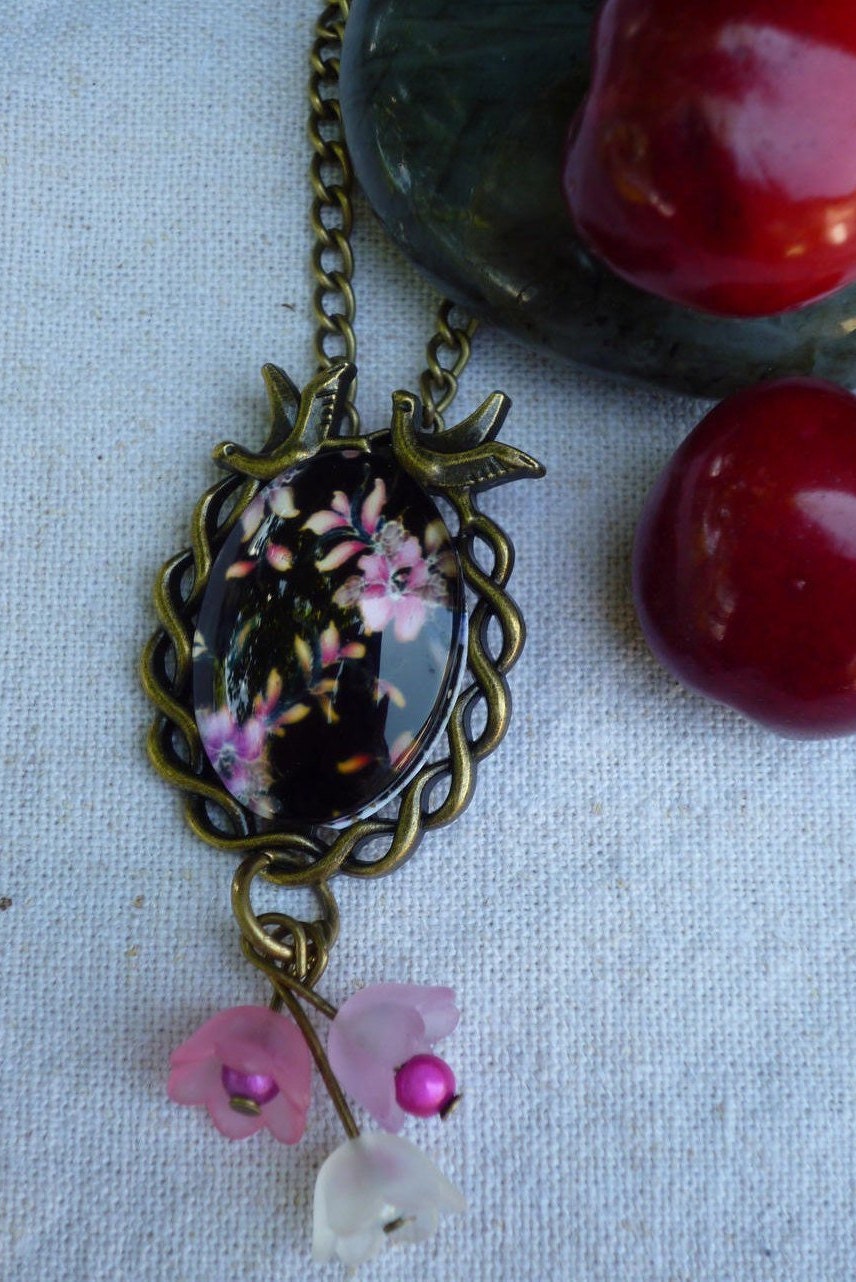 Halskette Anhänger Cabochon Glas Auf Bronze Vogel Kirschblüten Halskette Anhänger Cabochon Glas Auf Bronze Vogel Kirschblüten von Originelstore