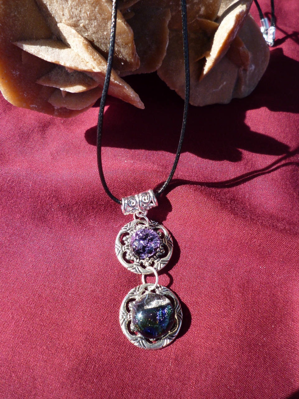 Halskette Anhänger Glas Cabochon Dichroique Unterstützt Wasserzeichen Auf Silber Metall Halskette Anhänger Glas Cabochon Dichroique Unterstützt Wasserzeichen Auf Silber Metall von Originelstore